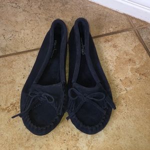 Minnetonka navy blue moccasin